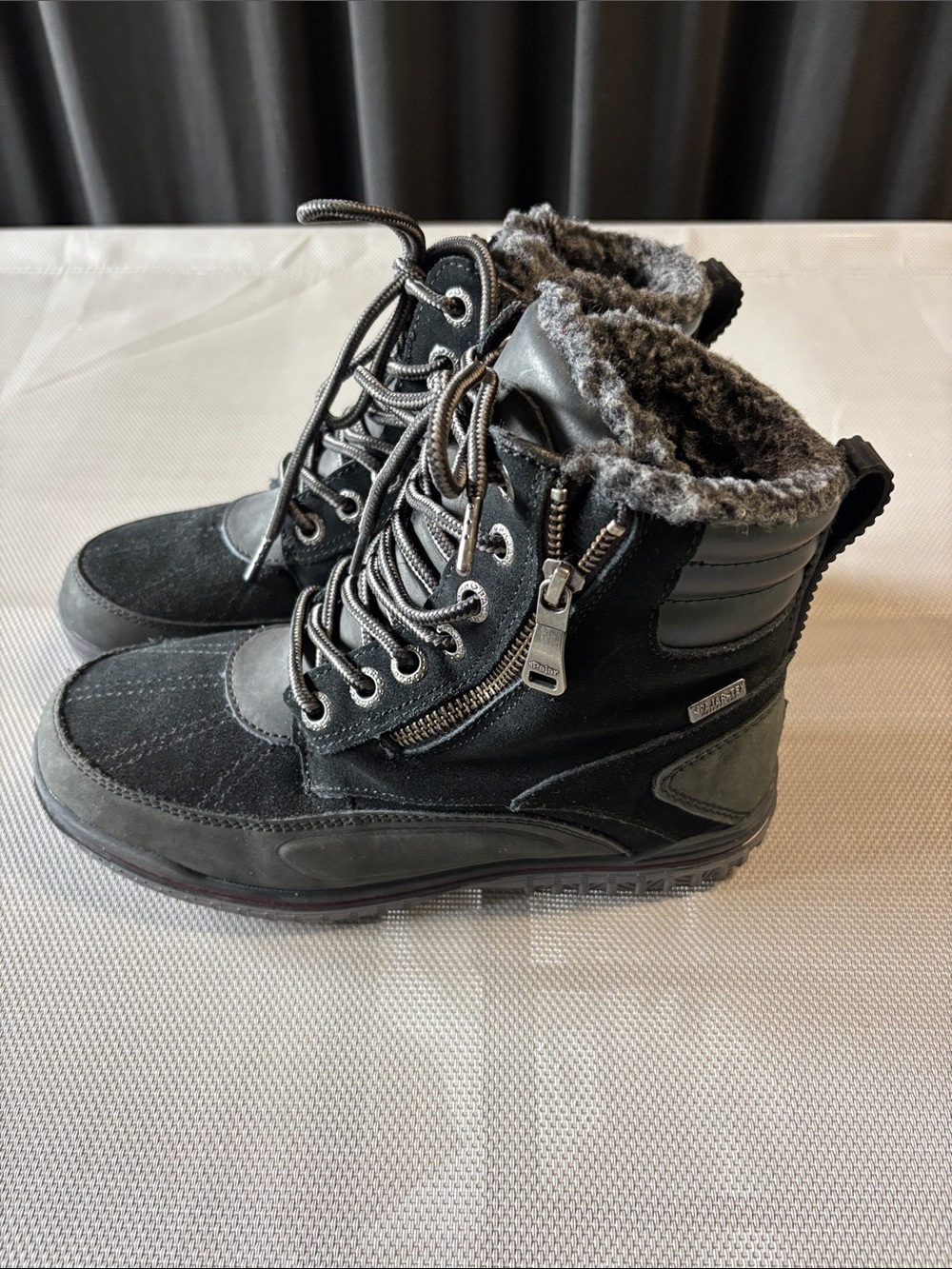 Pajar womens 6-6.5 Black Winter Lace-Up Boots with Faux Fur Collar